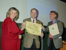 Der Preisträger mit Präsidentin Simányi und Vizepräsident Univ. Prof. Dr. W. Kubelka